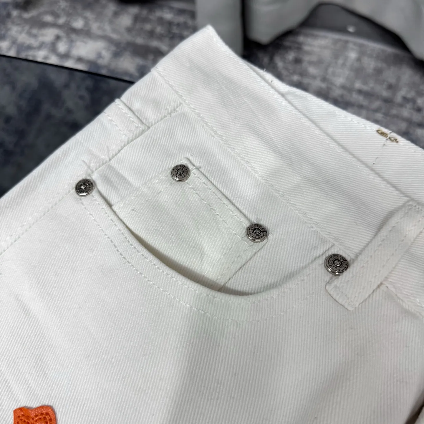 P250 Chrome Hearts｜Chrome Hearts 2025 New Orange Blue Leopard Print Cross Patch Leather Couple Style Washed Loose Jeans. Styles with different wash textures are very friendly to people with thin legs and thick legs. The straight and loose version is very flattering to the moderate length of the legs that will never go out of style. They can be matched easily and casually. They are the basis for various styles of styling and are a must-have in the wardrobe! The fabric is stiff but also makes the upper body soft without losing texture. The washing process is even more perfect. It is a must-have item for everyone! ! ! Color: white Size: 28/30/32/34 Waist: 71/76/81/86 Pants length: 98/100/102/104